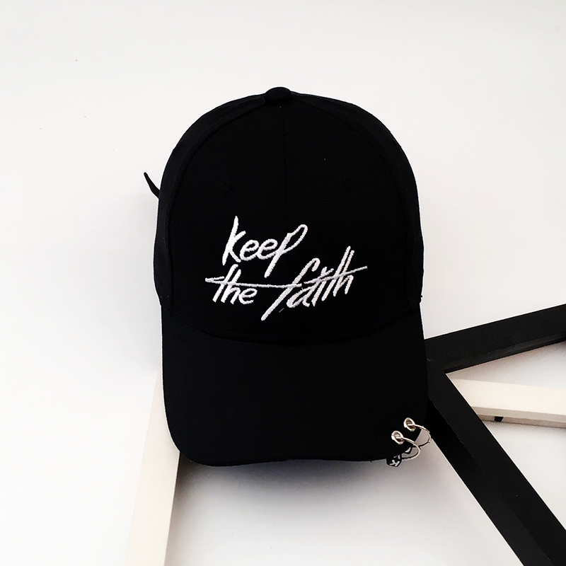 Masuknya orang perempuan muda topi baseball topi (Menjaga dua cincin hitam)