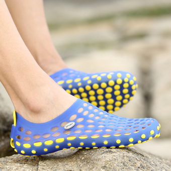 Gambar Sandal Pria Sepatu Berjalan Sebab Lubang Pantai Biru